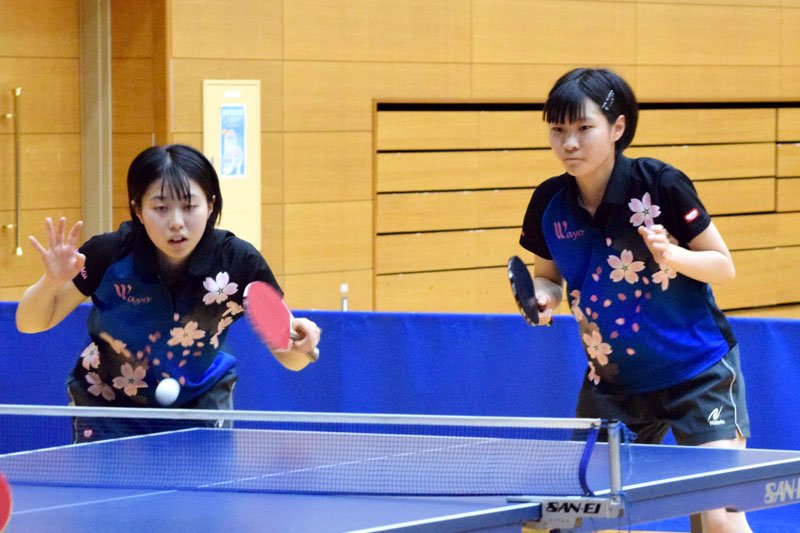女子ダブルスで優勝した和洋国府台女の壷井（左）・内藤組＝東金アリーナ