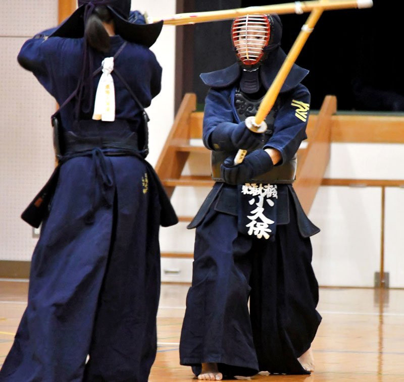 女子個人決勝　相手と対峙する東海大浦安の小久保唯花（右）＝八日市場ドーム