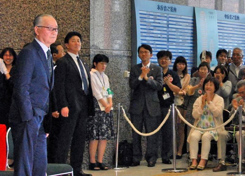 長嶋さんは２０１３年５月に県民栄誉賞を受賞し、県庁で開かれた表彰式には多くのファンが駆け付けた