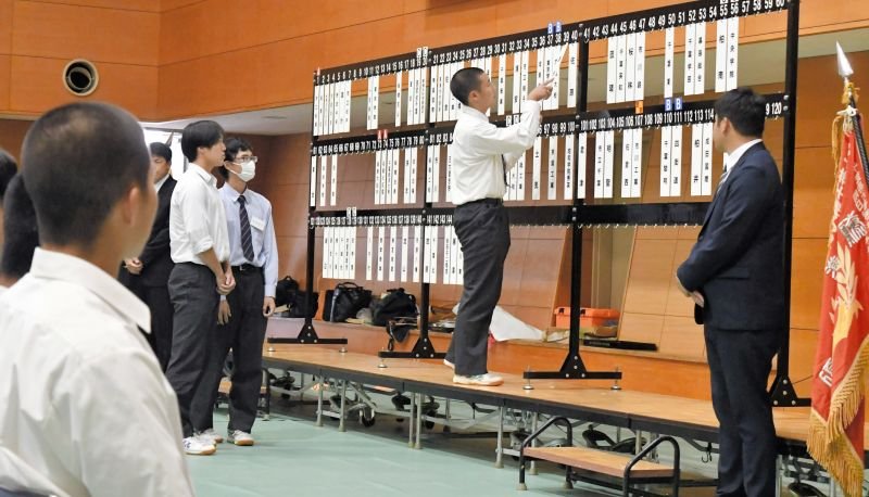 第１０７回全国高校野球選手権千葉大会の組み合わせ抽選会で、校名の札をかける主将＝１２日、千葉市稲毛区