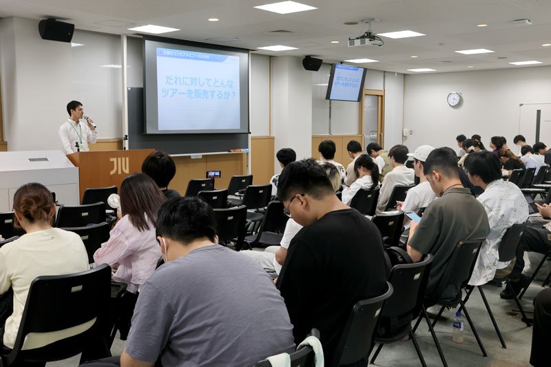 講師を務める阪急交通社社員から旅行ツアー企画の心得を教わる学生たち＝東金市
