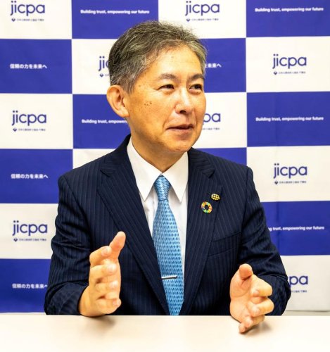 インタビューに応じる小栗会長
