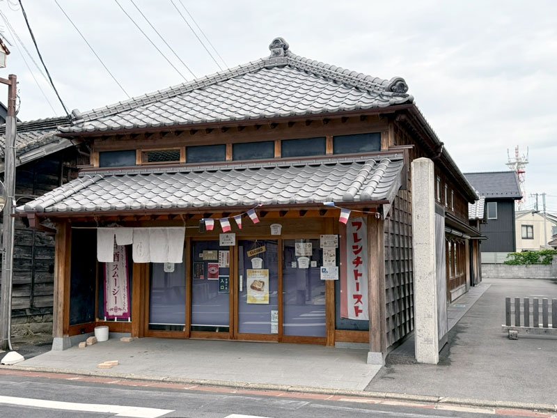 第３期の出店者を募集しているチャレンジショップの外観＝香取市