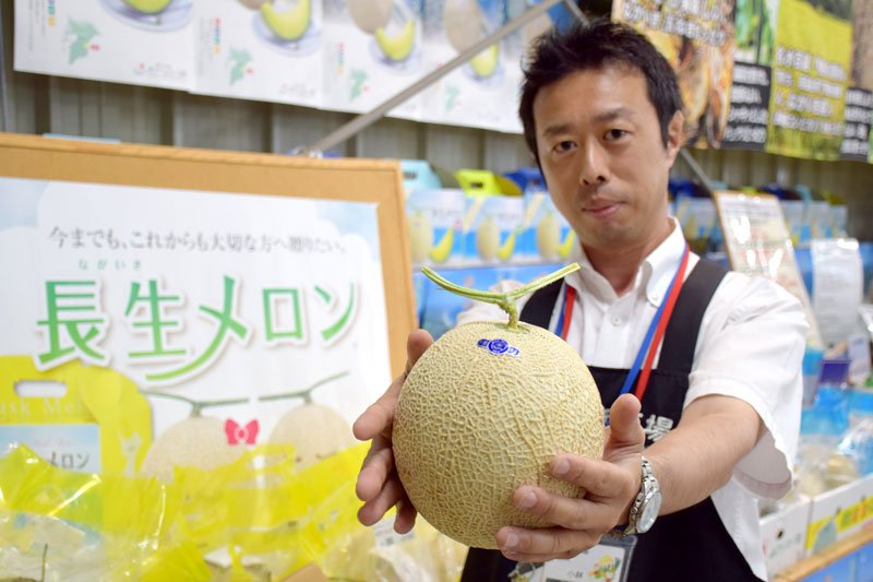 出荷が最盛期を迎えた長生マスクメロンの販売コーナー＝１日、茂原市
