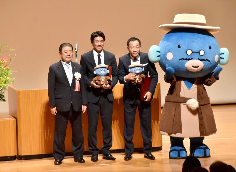 我孫子市の市制施行５５周年記念式典で、市民文化スポーツ栄誉章を贈られた中村選手（中央）と塙さん（右）＝同市