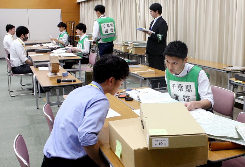 リハーサルで立候補受け付けの手順を確認する県選管職員ら＝２日、県庁