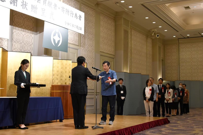 神谷市長から感謝状を受け取る受賞者ら＝千葉市中央区