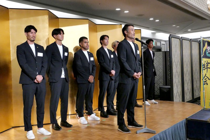 交流会であいさつするジェフの小林監督＝２日、千葉市美浜区
