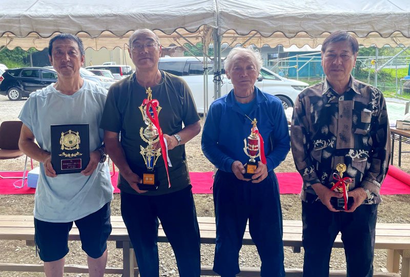 初優勝した乃一さん（左から２人目）、大物賞の石川さん（左端）＝５日、市原市国本の養老川漁業協同組合事務所