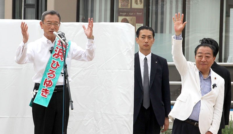 演説する長浜氏（左）と手を振る野田代表＝５日、松戸駅前