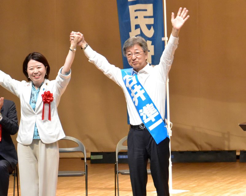 自見元国務大臣（左）とともに支援者に手を振る石井氏＝６日、山武市