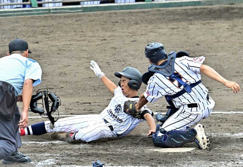 船橋古和釜―千葉敬愛　４回裏船橋古和釜１死二塁、鷺谷が二塁打を放ち二走塩津が本塁を狙うも憤死。捕手斎藤＝１１日、柏の葉公園野球場
