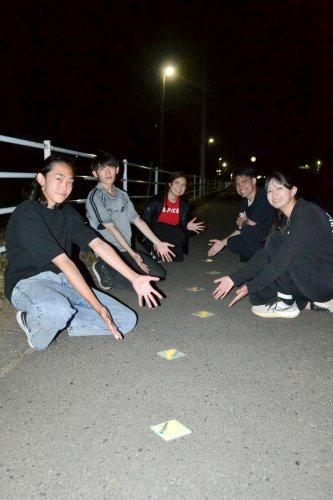 通学路を“光る道”に変えた佐倉南高夜間部の生徒ら＝佐倉市