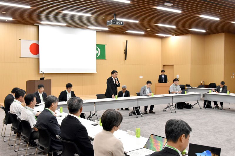 総会であいさつをする神谷市長＝千葉市役所
