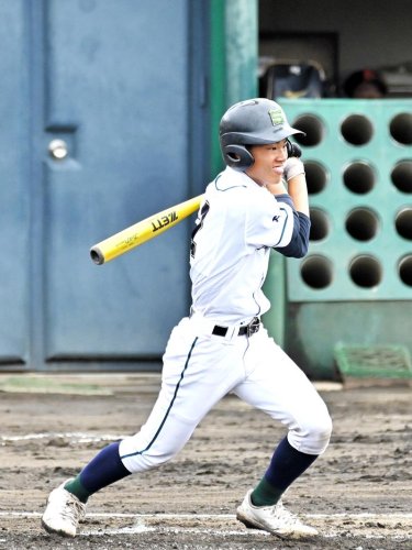 袖ケ浦－木更津総合　２回表袖ケ浦２死二、三塁、中前に先制２点打を放つ山崎龍＝袖ケ浦
