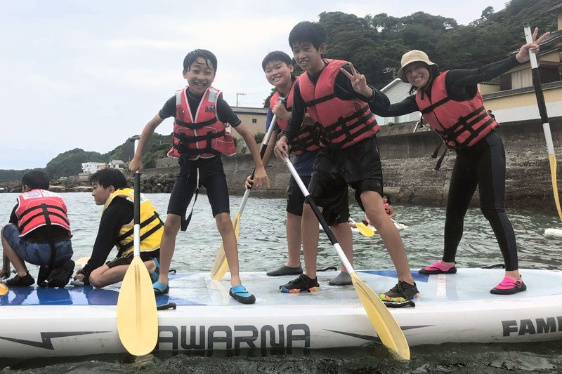 本年度閉校の勝浦・豊浜小　全校児童でＳＵＰ満喫　波に揺られ思い出づくり