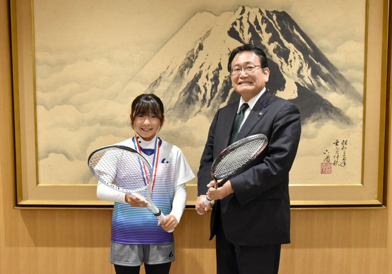 神谷市長（右）に全国大会での活躍を誓った朝比奈さん＝千葉市役所