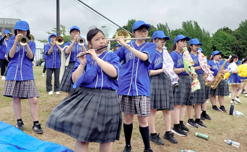 我孫子東－明聖　スタンドで応援する明聖と千葉聖心女子の吹奏楽部員ら＝柏の葉
