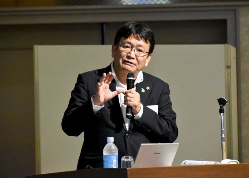 千葉政経懇話会で講演する千葉市長の神谷氏＝１７日、千葉市中央区のホテル