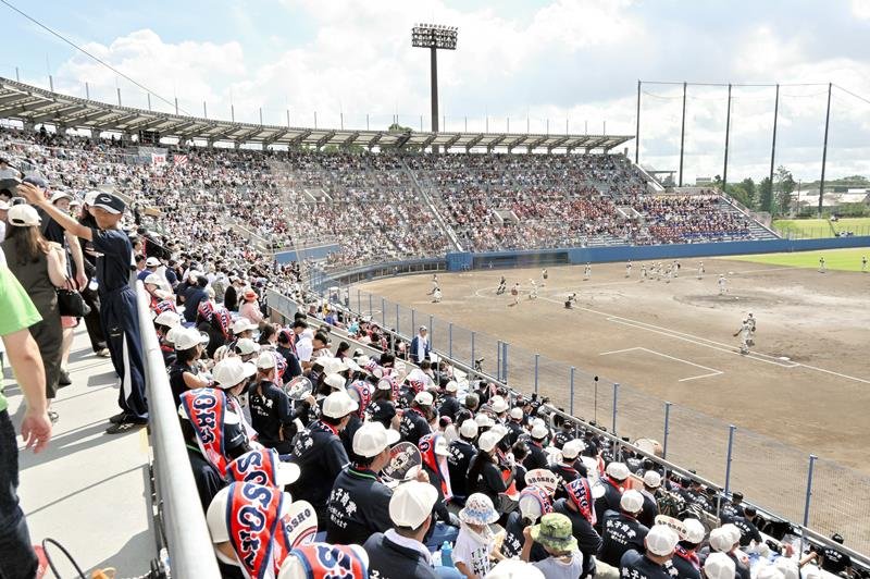 一塁側の銚子商応援席から三塁側の習志野応援席まで観客で埋まった内野スタンド

