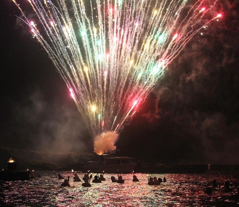 【動画あり】白装束８０人「大夜泳」　たいまつ掲げ豊穣祈る　南房総・白浜海女まつり