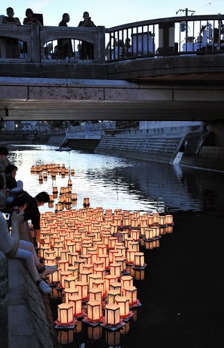 先祖供養の灯籠流し　市川の真間川