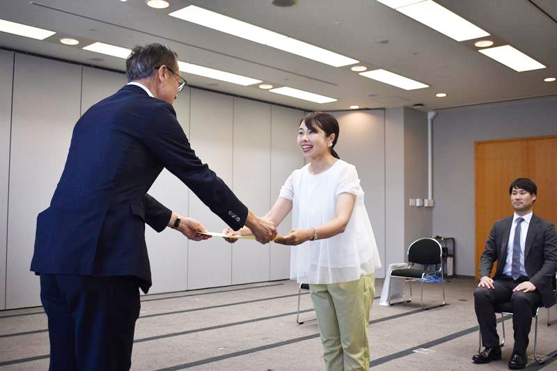 当選証書を受け取る小林氏＝２２日、県庁