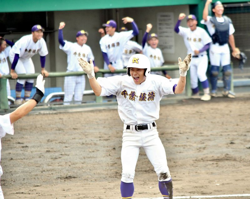 拓大紅陵―千葉経大付　２回表千葉経大付２死二塁、高地の適時打で本塁に生還し、喜ぶ尾前＝袖ケ浦