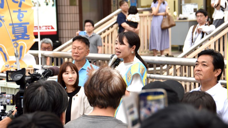演説する国民民主の小林氏と応援に駆け付けた玉木代表（右）。完全無所属を標ぼうする水野県議（左下）もマイクを握った。聴衆には現役世代が多く、カメラを向ける姿も目立った＝１２日、松戸駅東口