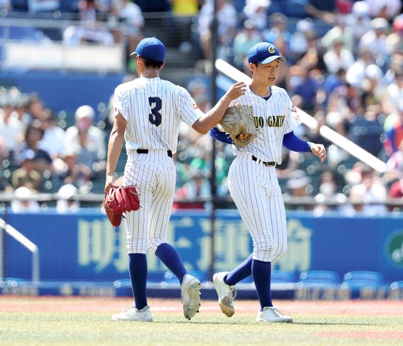 ３回裏途中、マウンドに向かう中央学院・池田拓（右）＝ＺＯＺＯマリン
