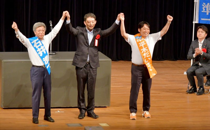 選挙戦最終盤に自民の石井氏の応援に入った熊谷知事（中央）。公明からは中野国交相（右奥）や全国比例で出馬していた県本部代表の平木大作参院議員が駆け付け、強固な関係をアピールした＝１８日、成田市