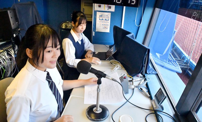 放送委員を担った三浦さん（左手前）と、公式記録補助員を任された時田さん＝２７日、ＺＯＺＯマリンスタジアム