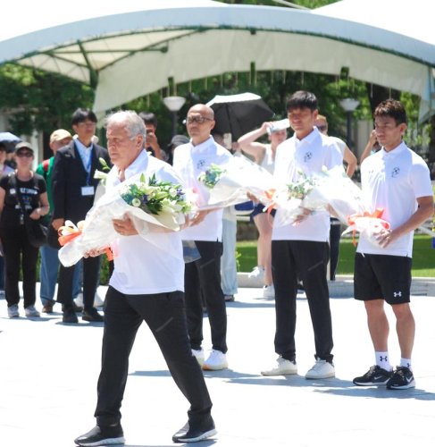 試合の前に、献花のため原爆慰霊碑に向かうジーコさん＝２７日、広島市の平和記念公園
