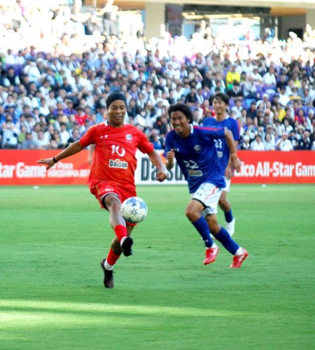 サッカーで世界平和訴え　広島　ジーコさん提唱試合　千葉ゆかり元選手も　【戦後８０年ちば】