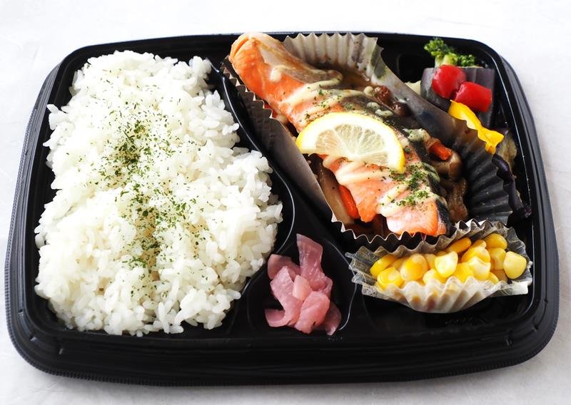 富津市とイオンリテールによるコラボ弁当「レモン香る　鮭ときのこバター焼き弁当」
