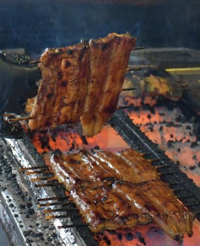 暑い夏乗り切って　成田山参道、ウナギ店にぎわう　土用の丑の日