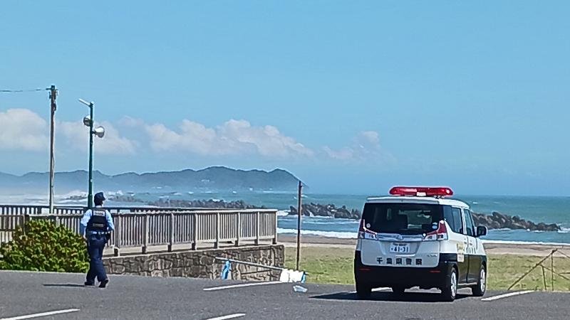 海水浴場では警察官らが避難を呼びかけた=３０日午前、いすみ市