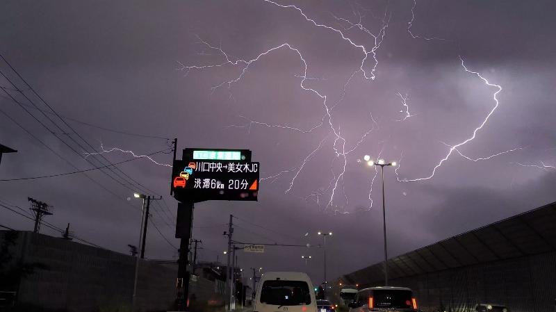 千葉県内は１０日夜にかけて、激しい雨が降る恐れがある。雷も発生している＝１０日午後７時４０分ごろ、船橋市