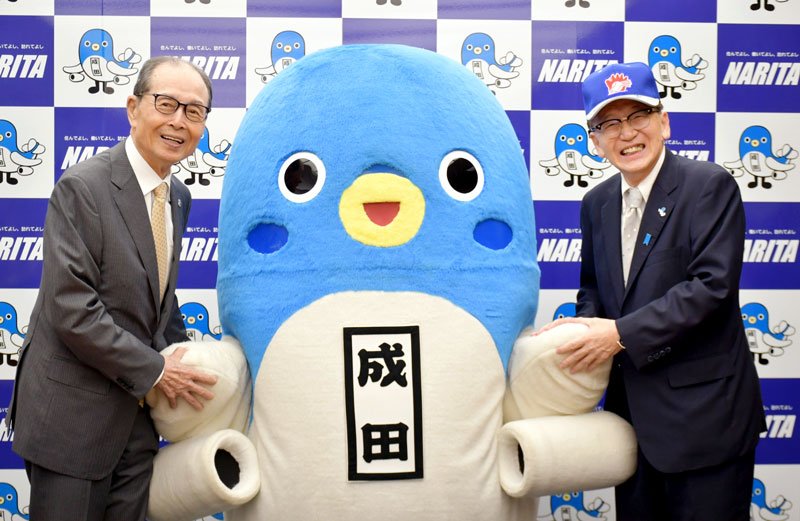 成田市での世界少年野球大会開催への協力を求めて市役所を訪ねた王さん（左）と小泉市長
