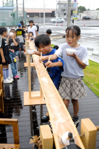 流しそうめんを楽しむ子どもたち＝１日、いすみ市
