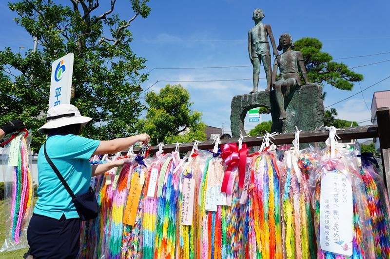 「平和の像」前にささげられた市民の折り鶴＝匝瑳市