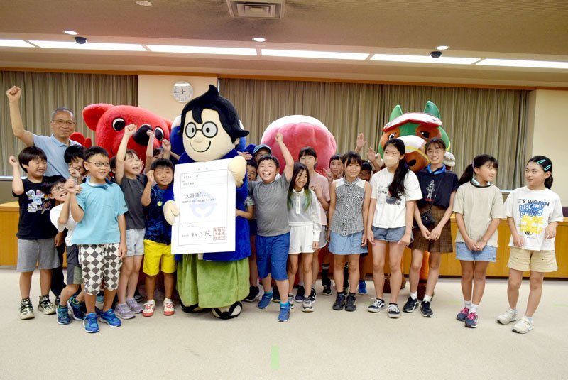 小学生たちと昇進を喜ぶ船えもん＝船橋市役所