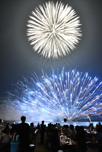 約８千発の花火が打ち上げられ、夜空や川面を彩った＝４日夜、香取市
