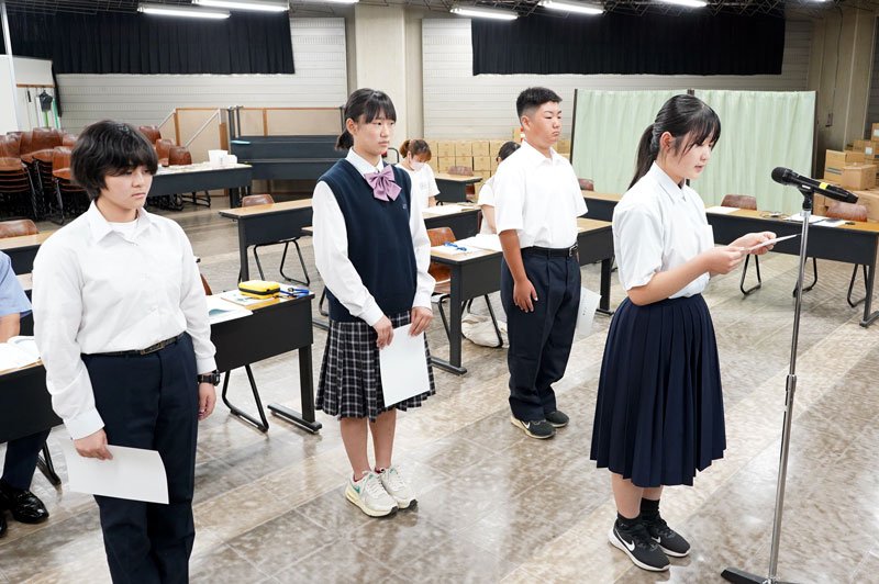 長崎への派遣を前に、平和大使派遣団の結団式に臨む中学生４人＝銚子市役所