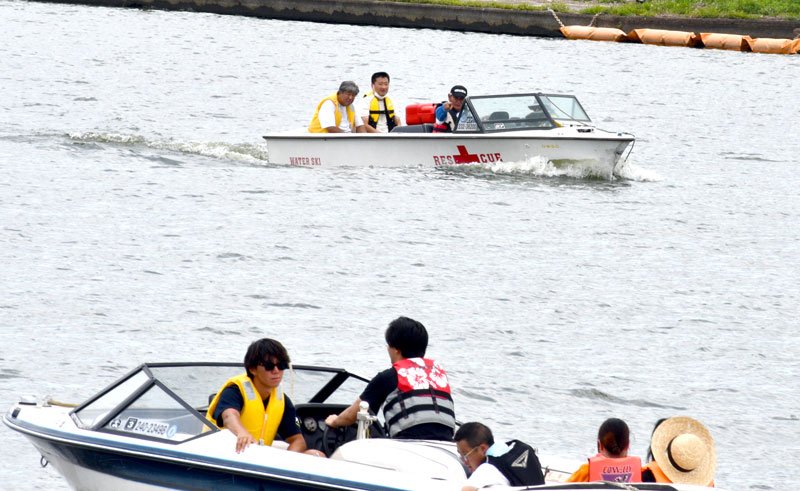 ボートに乗り、水上スポーツを楽しむ参加者ら＝香取市