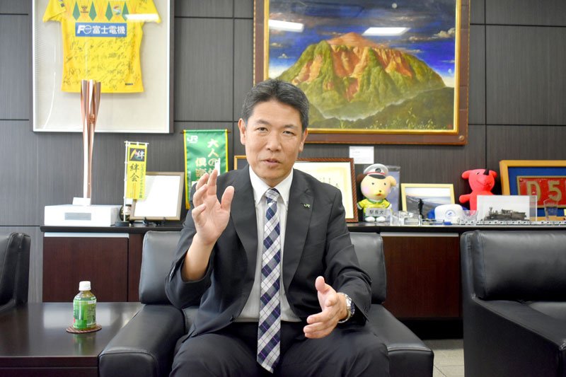 インタビューに応じるＪＲ千葉支社の三島支社長＝６日、千葉市中央区