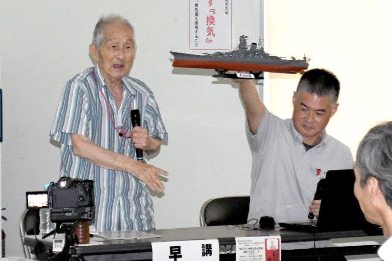 戦艦武蔵について語る早川さん＝１０日、勝浦市