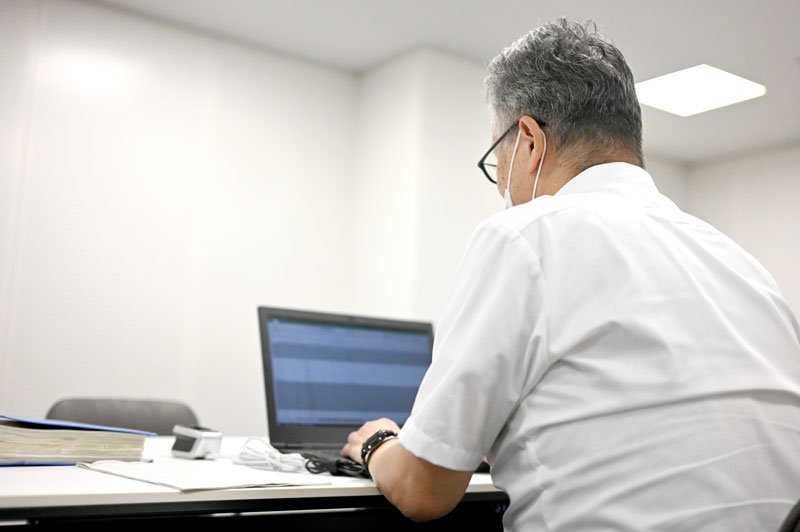 仕事にはパソコンとテンキー、電卓が欠かせない＝８日、千葉県警本部