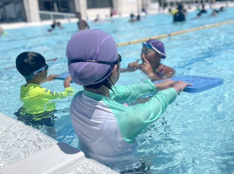 安全監視員の仕事知って　水泳教室で子どもに水慣れも　学校プール離れ受け体験会　稲毛海浜公園プール