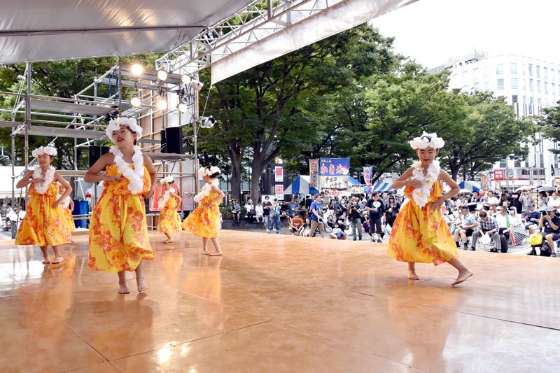 中央公園で開かれた親子三代夏祭りの前夜祭。ステージではフラダンスなどが披露され、会場を盛り上げた＝１６日、千葉市中央区